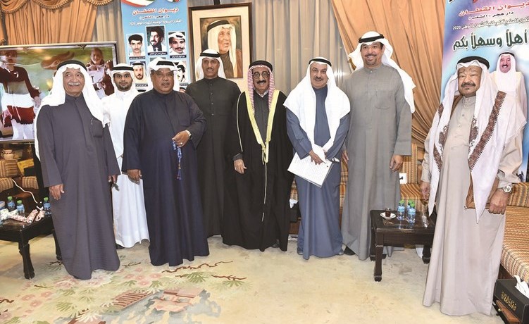علي البغلي متوسطا الحضور والمشاركين بديوان القطان(متين غوزال)