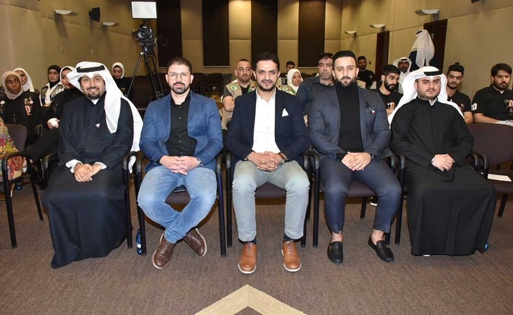 د.محمد دشتي وعدد من المشاركين في الملتقى (محمد هنداوي)