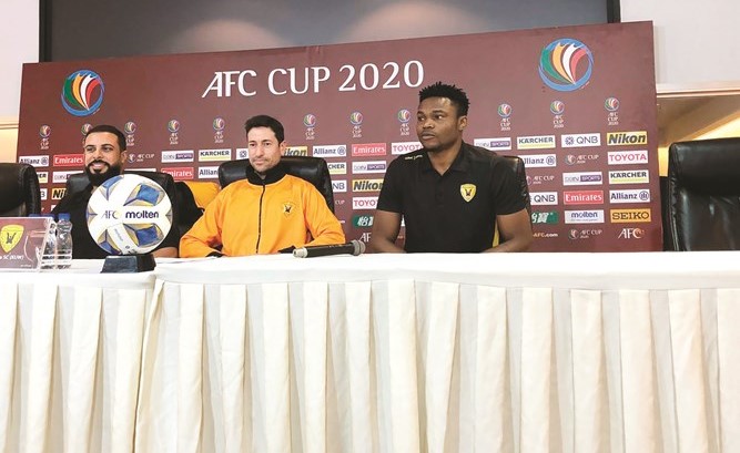 الإسباني بابلو فرانكو والنيجيري جيمس أوكوسو خلال المؤتمر الصحافي