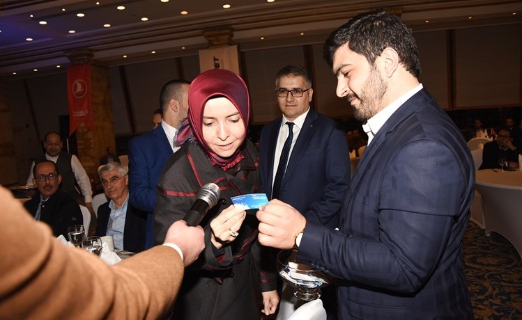 السفيرة عائشة كويتاك خلال الإعلان عن أحد الفائزين