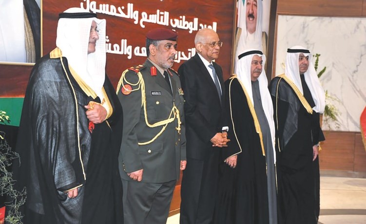 د.علي عبد العال والسفير محمد الذويخ وأركان السفارة خلال الاحتفال