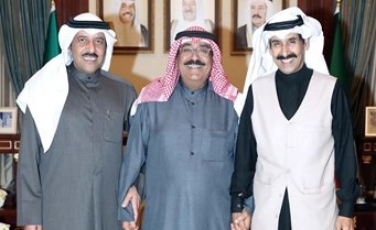 الشيخ مشعل الأحمد خلال استقبال الفنان حبيب الدويلة والشاعر علي مساعد