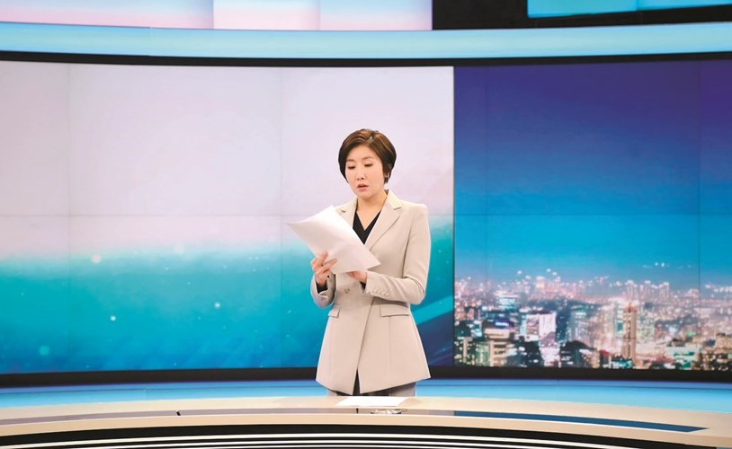 المذيعة لي سو جيونغ خلال نشرة الأخبار