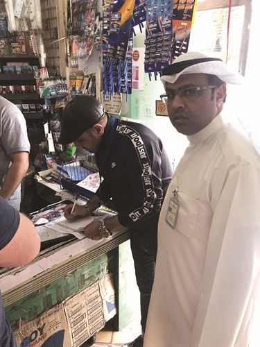 علي الكندري خلال الحملة التفتيشية في منطقة حولي أمس