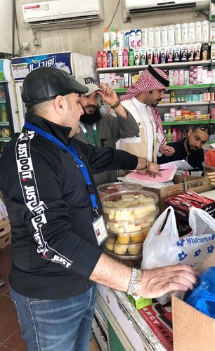 فرق التفتيش تتابع عملها في أحد الأسواق