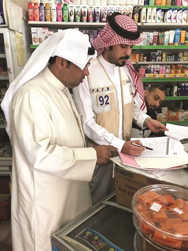 علي الكندري خلال تسجيل الحملة للمخالفات في أحد الأسواق