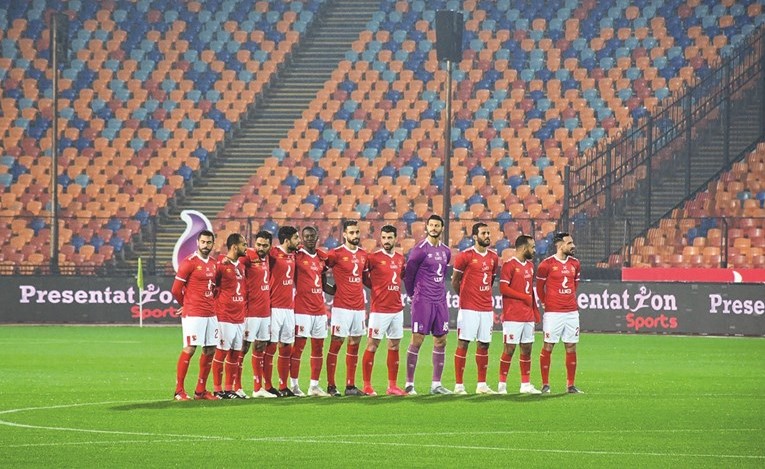 الأهلي في الملعب الخاوي من الجماهير والفريق المنافس