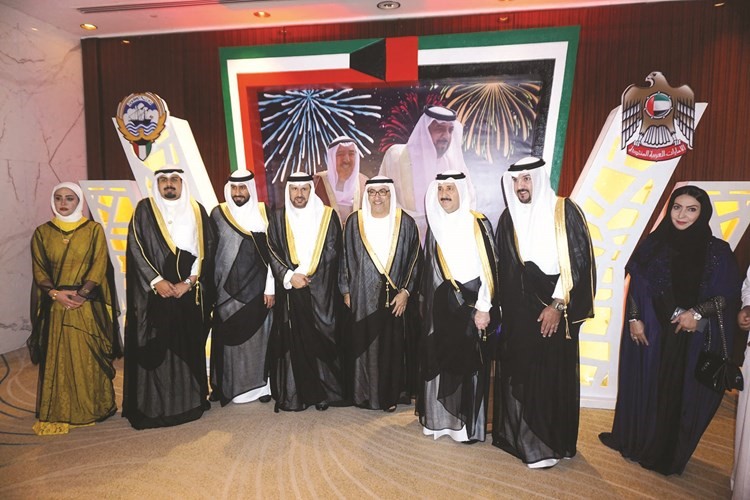 القنصل ذياب الرشيدي مع ضيف الشرف وزير الصحة الإماراتي وأعضاء القنصلية