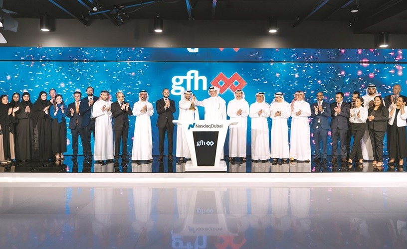 مسؤولو جي إف إتش وبورصة ناسداك دبي خلال قرع جرس افتتاح السوق