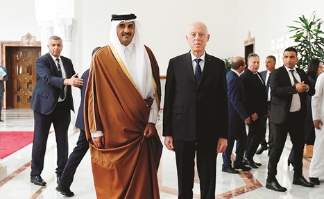 الرئيس الجزائري عبد المجيد تبون مستقبلا أمير قطر سمو الشيخ تميم بن حمد في الجزائر أمس(رويترز)