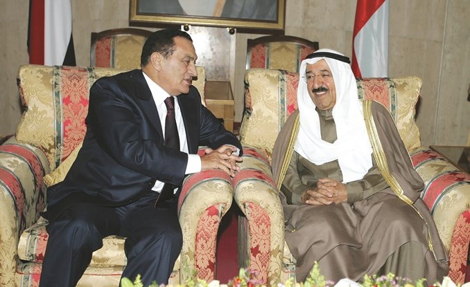 صاحب السمو الأمير الشيخ صباح الأحمد مستقبلا الرئيس المصري الأسبق الراحل محمد حسني مبارك