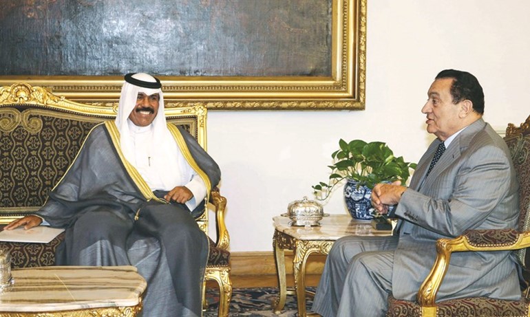 سمو ولي العهد الشيخ نواف الأحمد مستقبلا الرئيس المصري الأسبق الراحل محمد حسني مبارك