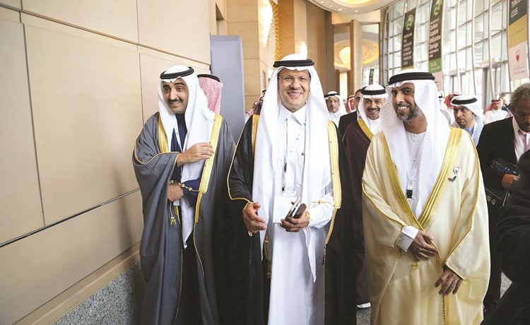 وزير الطاقة السعودي صاحب السمو الملكي الأمير عبدالعزيز بن سلمان ووزير النفط البحريني الشيخ محمد بن خليفة ووزير النفط الإماراتي سهيل المزروعي خلال حضور مؤتمر دولي في الرياض (رويترز)