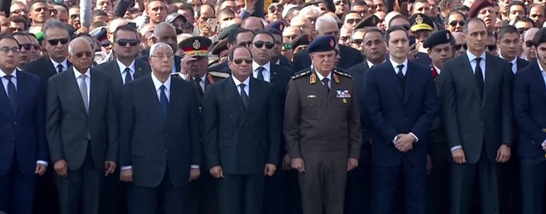  الرئيس المصري عبد الفتاح السيسي يتقدم مشيعي الجنازة 