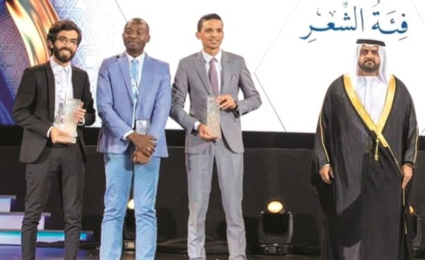 موسى بيلا والفائزان بجائزة الشعر بعد تكريمه من قبل ولي عهد امارة الفجيرة الشيخ محمد بن حمد الشرقي
