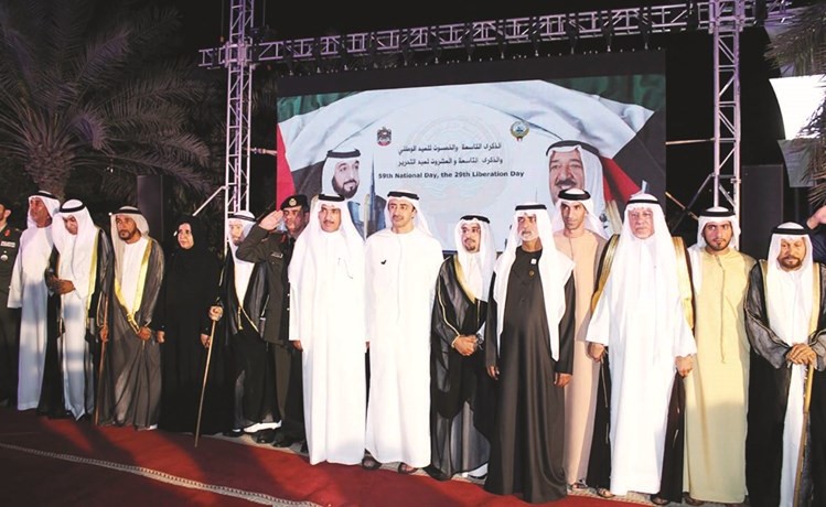 الشيخ عبدالله بن زايد وعدد من المشاركين خلال احتفال سفارتنا في الإمارات