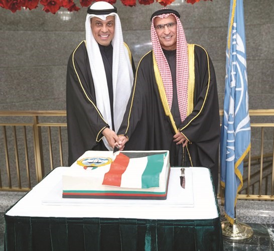 السفير منصور العتيبي خلال قطع كيكة الاحتفال بمقر بعثة الكويت لدى الأمم المتحدة