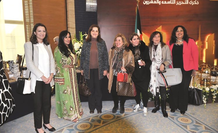 لقطة تذكارية خلال افتتاح السوق الخيري	(ناصر عبدالسيد)