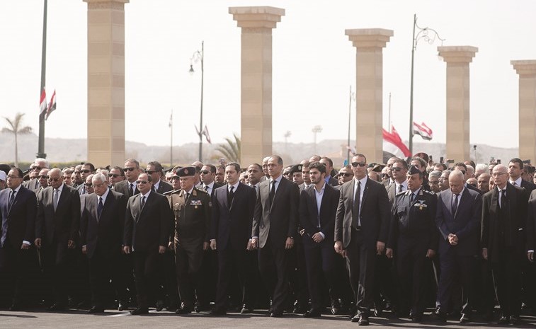 الرئيس المصري عبدالفتاح السيسي يتقدم الجنازة العسكرية للرئيس الأسبق الراحل حسني مبارك														(رويترز)