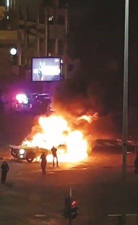 عدد من رجال الداخلية يحاولون السيطرة على حريق الدورية