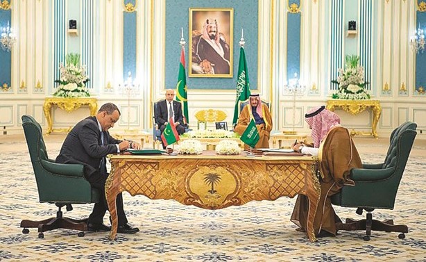 خادم الحرمين الشريفين الملك سلمان بن عبدالعزيز والرئيس الموريتاني محمد ولد الشيخ الغزواني يشهدان توقيع اتفاقيات بين البلدين	 (واس)