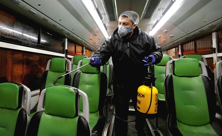 عامل ينظف حافلة لتجنب انتشار ڤيروس كورونا في طهران	(أ.ف.پ)