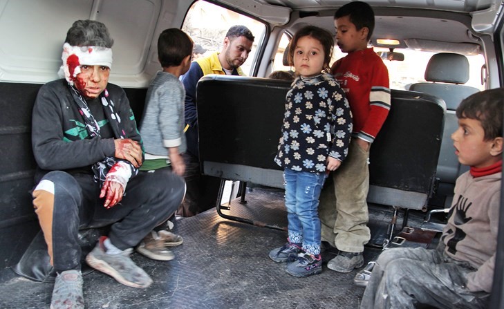 اطفال سوريون جرى انقاذهم من الغارات على بلدة معرة مصرين في ريف ادلب	(ا.ف.پ)