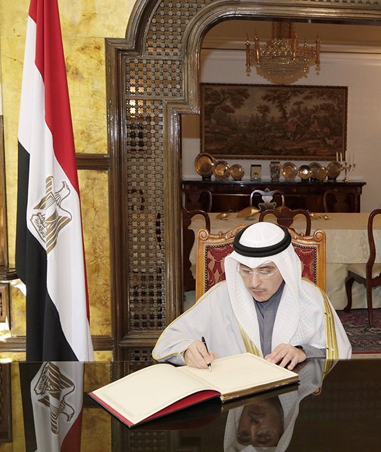 الوزير الشيخ د.أحمد الناصر يدون تعازيه في سجل المعزين 