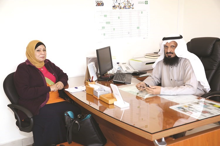 سعد الراجحي متحدثا للزميلة ليلى الشافعي(زين علام)