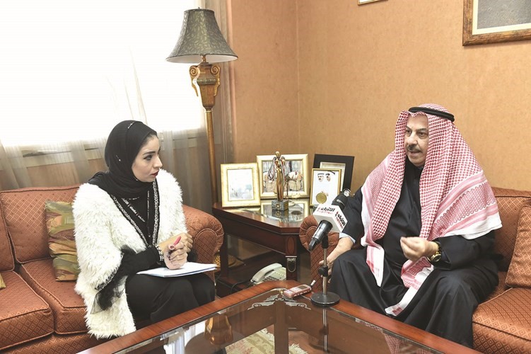 علي البغلي متحدثا للزميلة آلاء خليفة(متين غوزال)