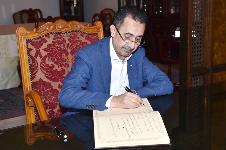 السفير الأردني صقر أبو شتال يسجل كلمة تعاز