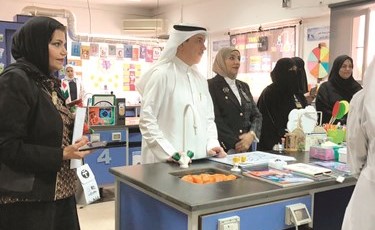 منى الأنصاري وحمود العنزي وخالدة المير خلال جولتهم في المختبرات