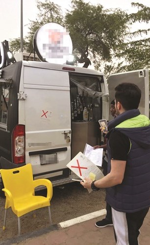 رجال البلدية يحررون مخالفة