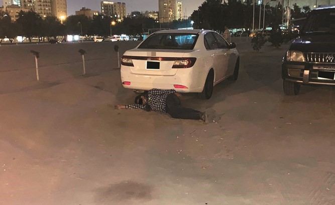الوافد الآسيوي وقد نام بفعل السكر أسفل إحدى المركبات