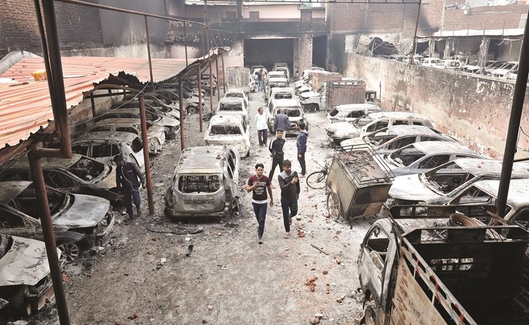 سيارات محترقة جراء أعمال العنف التي اندلعت في نيودلهي	 (رويترز)