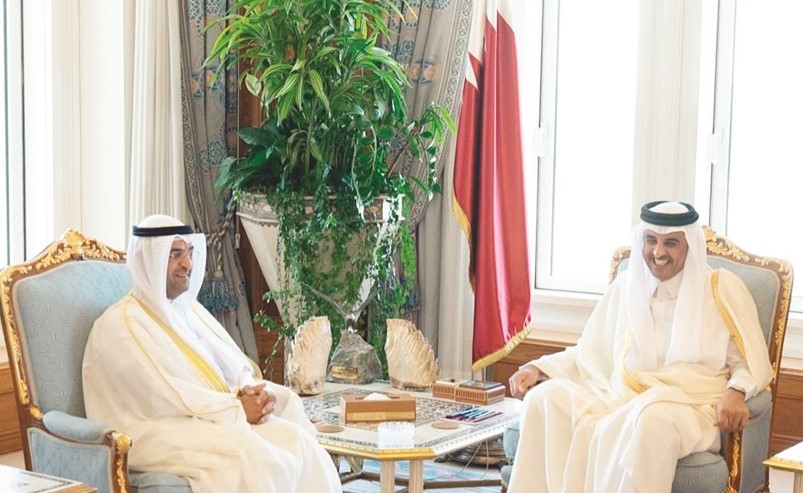 صاحب السمو الشيخ تميم بن حمد آل ثاني أمير قطر مستقبلا د.نايف الحجرف أمس 	 (قنا)
