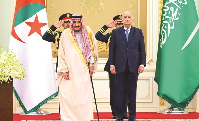 خادم الحرمين الشريفين الملك سلمان بن عبدالعزيز مستقبلا الرئيس الجزائري عبدالمجيد تبون أمس	 (واس)