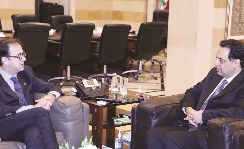 رئيس مجلس الوزراء حسان دياب مستقبلا السفير الفرنسي برونو فوشيه امس في السراي الحكومي	(محمود الطويل)