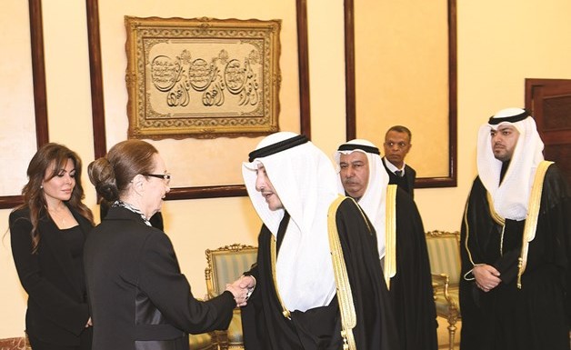ممثل صاحب السمو الأمير الشيخ صباح الأحمد - وزير الخارجية الشيخ د.أحمد ناصر المحمد يقدم واجب العزاء إلى السيدة سوزان مبارك