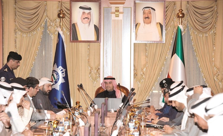 أنس الصالح والشيخ د.باسل الصباح وعدد من قيادات الجهات الحكومية خلال اجتماع لجنة الدفاع المدني