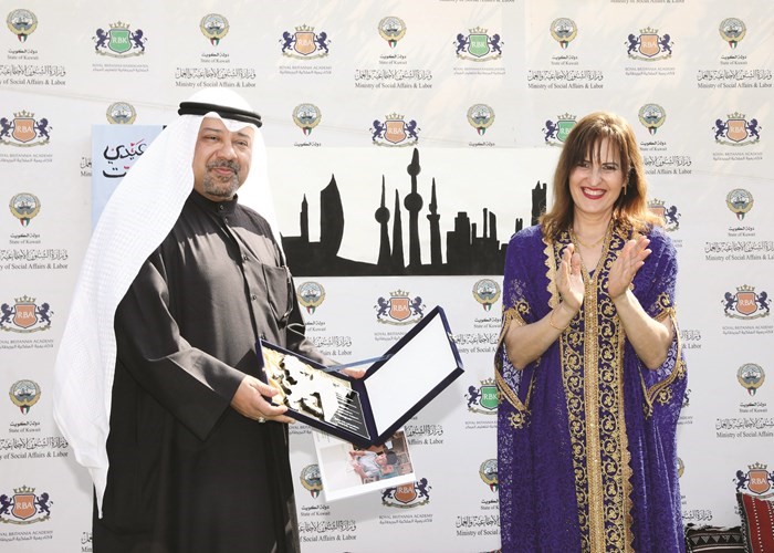 د.خالد مهدي يتسلم درعا تكريمية تقديرا لجهوده