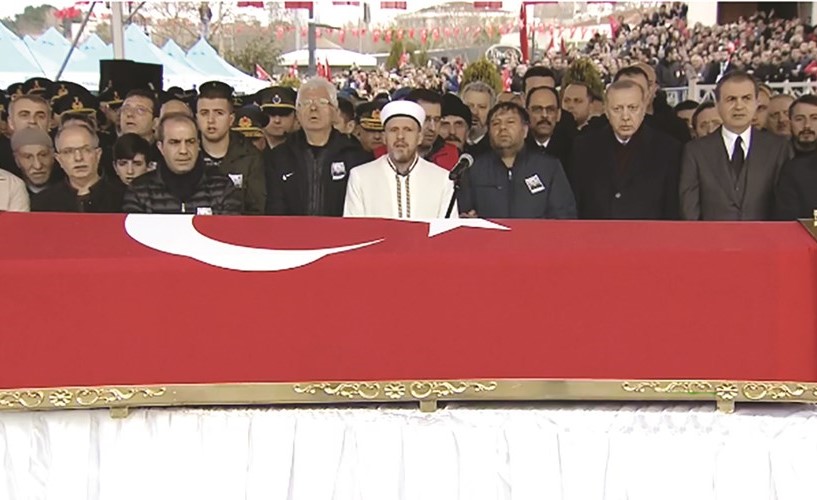 صورة مأخوذة من ڤيديو لأردوغان يشيع جنودا سقطوا في الغارة السورية الخميس الماضي	(روسيا اليوم)