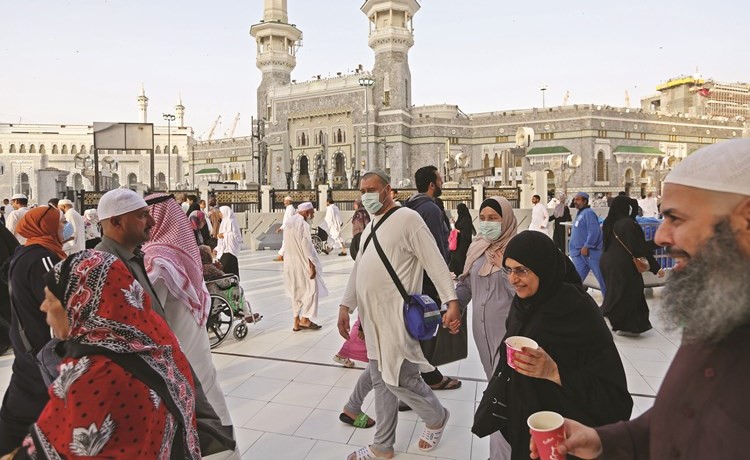 المعتمرون يرتدون الاقنعة الواقية من الفيروسات	(أ.ف.پ)