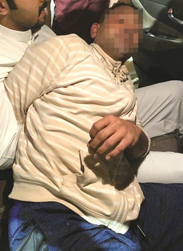 أحد المتهمين في قبضة رجال المباحث