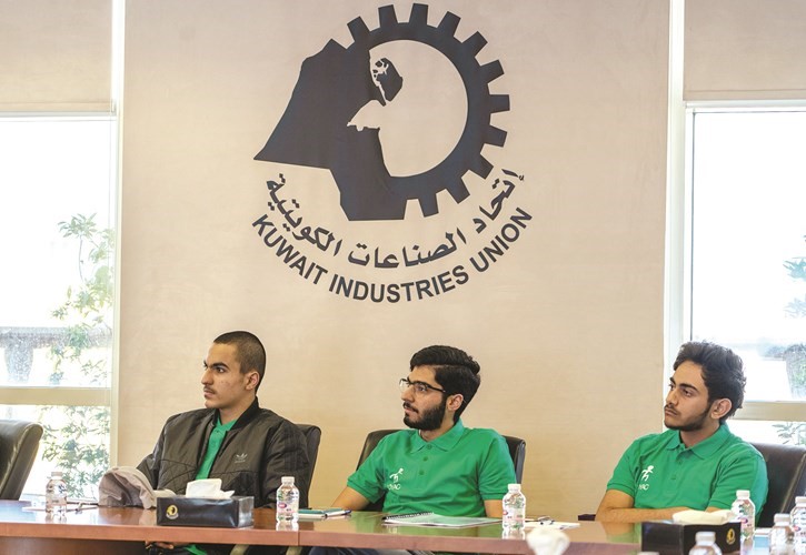 عدد من طلبة لوياك المشاركين في البرنامج