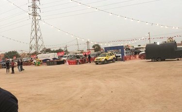 جانب من المعارض التي تم إيقافها من قبل البلدية