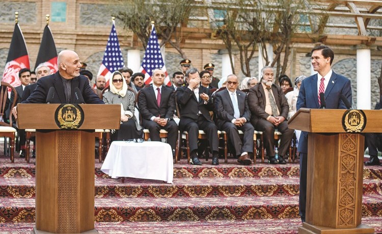 الرئيس الأفغاني أشرف غني خلال مؤتمره الصحافي في كابول أمس بحضور وزير الدفاع الاميركي مارك إسبر	(ا.ف.پ)