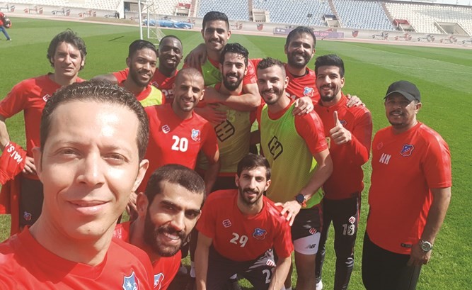 لاعبو الأبيض خلال تدريب أمس