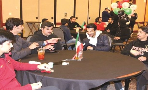 عدد من الطلبة الكويتيين خلال الحفل