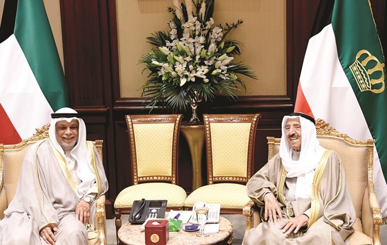 صاحب السمو الأمير الشيخ صباح الأحمد مستقبلا المستشار يوسف جاسم المطاوعة